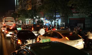 Ùn tắc giao thông nghiêm trọng trong giờ cao điểm tại Hà Nội và TP. Hồ Chí Minh: