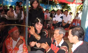 Lễ cầu sức khỏe của đồng bào Ê - đê