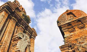 Vẻ đẹp cổ kính tháp Bánh Ít