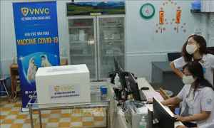 Vaccine phòng COVID-19 sẵn sàng tiêm ngừa cho nhân viên y tế Bệnh viện Bệnh Nhiệt đới Thành phố Hồ Chí Minh. Ảnh: Đinh Hằng - TTXVN