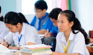 Em Thạch Thị Thanh Tiền (dân tộc Khmer, học sinh lớp 11A6) là học sinh tiêu biểu, điển hình vượt khó học giỏi nhiều năm liền của Trường Trường THPT DTNT Huỳnh Cương. Năm học vừa qua, Thanh Tiền đạt giải nhì môn Văn cấp tỉnh, hiện đang ôn tập để chuẩn bị c