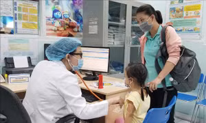 Thời tiết giao mùa, gia tăng người cao tuổi, trẻ nhỏ nhập viện do bệnh hô hấp