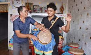 Nghệ nhân Thạch Tung truyền dạy cách đánh trống Chhay Dăm cho em Thạch Sen, con út trong gia đình
