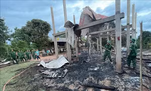 Bộ đội Biên phòng Quảng Trị hỗ trợ người dân có nhà bị cháy vượt qua khó khăn