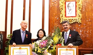 Phó Chủ tịch nước Đặng Thị Ngọc Thịnh trao Huân chương Lao động tặng Chủ tịch Làng trẻ em SOS quốc tế