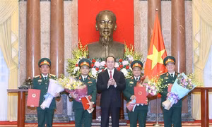 Chủ tịch nước Trần Đại Quang trao Quyết định thăng cấp hàm Thượng tướng Quân đội nhân dân Việt Nam