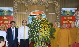 Chủ tịch Ủy ban Trung ương Mặt trận Tổ quốc Việt Nam Nguyễn Thiện Nhân chúc mừng Hội đồng trị sự, chư tôn giáo phẩm, tăng ni, phật tử Giáo hội Phật giáo Việt Nam