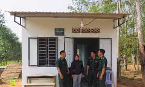Thắm tình quân – dân ở biên giới Kon Tum với chương trình xóa nhà tạm
