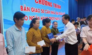 Bàn giao 50 căn nhà Đại đoàn kết cho hộ nghèo, đặc biệt khó khăn 