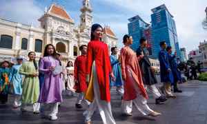 Không gian sắc màu của những chiếc Áo dài làm rực sáng cả tuyến đường trung tâm thành phố Hồ Chí Minh. Ảnh: An Hiếu