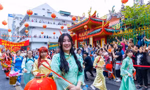 Biểu diễn "Múa rồng" truyền thống trên các tuyến phố do các đoàn lân sư rồng trong cộng đồng người Hoa thể hiện. Ảnh: An Hiếu