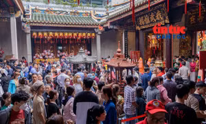 Hàng năm, vào dịp Lễ hội Nguyên Tiêu, đông đảo bà con người Hoa đã tề tựu về các hội quán để chiêm bái, thực hiện các hoạt động tín ngưỡng dân gian.
