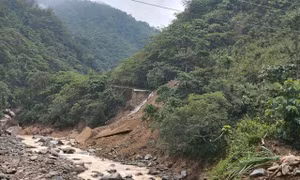 Nghệ An: Mưa lớn gây sạt lở nghiêm trọng trên Quốc lộ 16