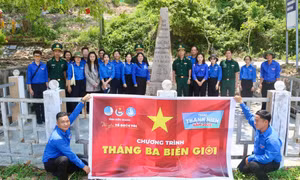 Cán bộ, đoàn viên, thanh niên tỉnh Kiên Giang ra quân thực hiện Chương trình Tháng 3 biên giới tại Quần đảo Hải Tặc, thành phố Hà Tiên, tỉnh Kiên Giang. Ảnh: Văn Sĩ - TTXVN