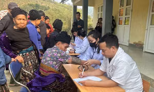 Bác sĩ Bệnh viện Ung Bướu tỉnh Thanh Hóa đang khám bệnh, cấp thuốc miễn phí cho dân. Ảnh: Nguyễn Nam - TTXVN