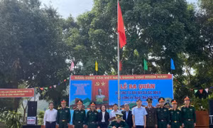 Các đơn vị lực lượng vũ trang trên địa bàn tỉnh Kon Tum ký kết giao ước thi đua tại Lễ ra quân. Ảnh: Khoa Chương - TTXVN