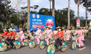 Diễu hành xe hoa sen của chị em phụ nữ thành phố Cao Lãnh (Đồng Tháp). Ảnh: Nguyễn Văn Trí - TTXVN