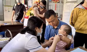  "Đi từng ngõ, gõ từng nhà" để đảm bảo trẻ em được tiêm vaccine sởi
