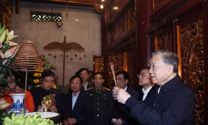 Tổng Bí thư Tô Lâm dâng hương tưởng niệm các Vua Hùng