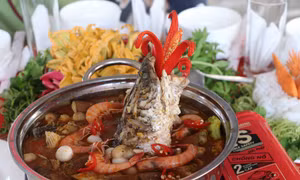 Lẩu mắm - món ngon mà bất kỳ du khách nào khi ghé thăm U Minh đều không thể bỏ qua. Ảnh: Huỳnh Anh - TTXVN