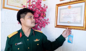 Đại úy Đinh Trung Khiếu được Chủ tịch nước tặng Huy chương Chiến sĩ vẻ vang hạng Ba năm 2021. Ảnh: Lê Phước Ngọc - TTXVN
