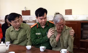 Thăm hỏi gia đình nạn nhân thiệt mạng khi tham gia chữa cháy rừng ở Tuyên Quang