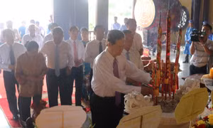 Các đồng chí nguyên lãnh đạo Đảng, Chính phủ dâng hương tưởng niệm các Vua Hùng. Ảnh: Lê Huy Hải - TTXVN