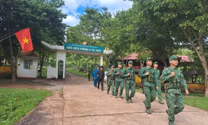 Những bước chân tuần tra của cán bộ, chiến sỹ Đồn Biên phòng A Pa Chải luôn có sự đồng hành của lực lượng dân quân và nhân dân địa phương. Ảnh: Hồng Sáng