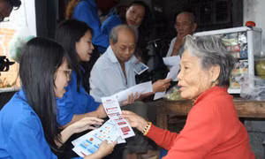 Tuổi trẻ Khánh Hòa tình nguyện hỗ trợ dân tiếp cận chuyển đổi số