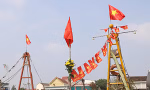 Trong tâm thức của ngư dân, tàu thuyền là ngôi nhà thứ 2 nên dịp Tết đến xuân về, các phương tiện tàu, thuyền đều được trang trí mang không khí ấm áp của mùa xuân. Ảnh: Xuân Tiến - TTXVN