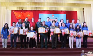 Tuyên dương thanh niên tiên tiến làm theo lời Bác và trao giải thưởng “Cánh cung đỏ”