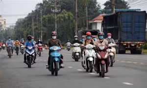 Công nhân tới nhà máy làm việc tại Khu công nghiệp Sóng Thần I, thành phố Dĩ An, tỉnh Bình Dương. Ảnh: TTXVN phát