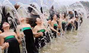 Tái hiện tục gội đầu của người Thái tại lễ hội. Ảnh: Nguyễn Oanh-TTXVN.
