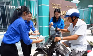 Chương trình “Giọt nước nghĩa tình” đến với người dân vùng hạn mặn