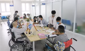 Lớp vẽ đặc biệt cho người sau đột quỵ ở bệnh viện