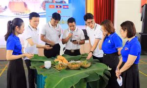 Sinh viên Việt Nam - Lào - Campuchia trao đổi kinh nghiệm học tập