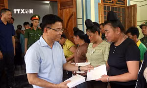 Phó Thủ tướng Lê Thành Long thăm hỏi người dân vùng ngập lụt ở Sơn La