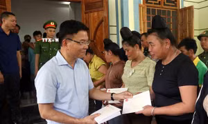 Phó Thủ tướng Lê Thành Long thăm hỏi người dân vùng ngập lụt ở Sơn La