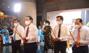 Lãnh đạo Thành phố Hồ Chí Minh và hàng ngàn người dâng hương Giỗ Tổ Hùng Vương