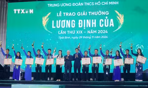 Chủ tịch Ủy ban Trung ương Mặt trận tổ quốc Việt Nam Đỗ Văn Chiến và Bí thư thứ Nhất Trung ương Đoàn Bùi Quang Huy trao giải thưởng Lương Định Của lần thứ XIX năm 2024. Ảnh: Thế Duyệt - TTXVN