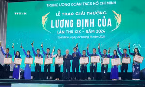 Chủ tịch Ủy ban Trung ương Mặt trận tổ quốc Việt Nam Đỗ Văn Chiến và Bí thư thứ Nhất Trung ương Đoàn Bùi Quang Huy trao giải thưởng Lương Định Của lần thứ XIX năm 2024. Ảnh: Thế Duyệt - TTXVN