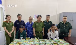 Bắt giữ vợ chồng người Mông vận chuyển 30kg ma túy
