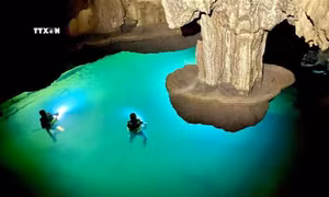 Phát hiện hồ nước “lơ lửng” trong hang Thung, Quảng Bình