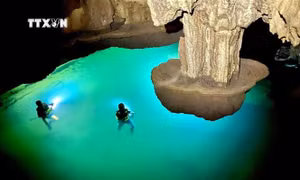Phát hiện hồ nước “lơ lửng” trong hang Thung, Quảng Bình
