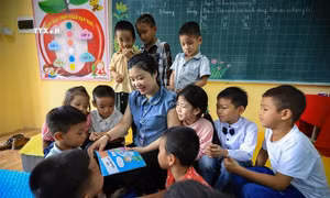 Huyện vùng cao Hòa Bình vượt bão lũ, đảm bảo cho học sinh đến trường