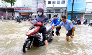 Cần Thơ: Triều cường bất ngờ vượt báo động III sớm hơn dự báo