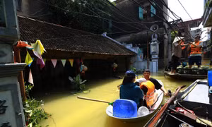 Làng cổ Thổ Hà ngập sâu trong nước lũ