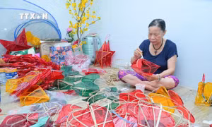 Những người “giữ hồn” cho lồng đèn truyền thống ở Bạc Liêu