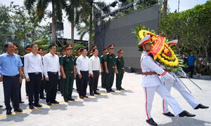 Phó Thủ tướng Thường trực Phạm Bình Minh cùng đoàn công tác dâng hương tại Nghĩa trang Liệt sỹ Quốc gia Vị Xuyên. Ảnh: Minh Tâm-TTXVN
