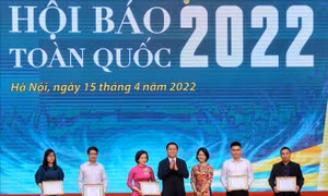 Trưởng Ban Tuyên giáo Trung ương Nguyễn Trọng Nghĩa trao các giải A: Bìa báo Tết ấn tượng, Giao diện Báo điện tử ấn tượng, Chương trình Phát thanh ấn tượng và Chương trình Truyền hình ấn tượng cho các đơn vị đạt giải. Ảnh: Tuấn Đức - TTXVN